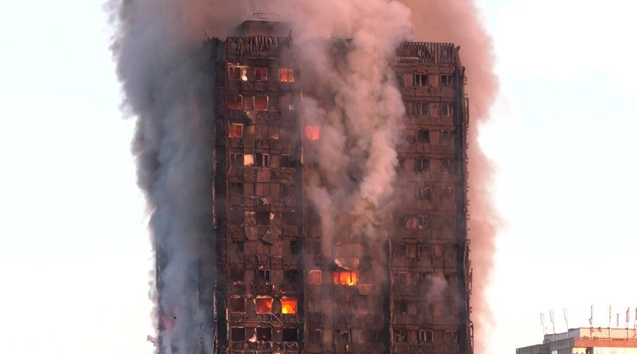 Παγίδα θανάτου: Γιατί ο πύργος στο Λονδίνο λαμπάδιασε σαν σπιρτόξυλο σε 15 λεπτά